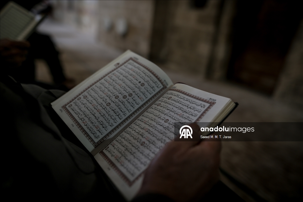 Gazze’de ramazan ayının ilk günü, vatandaşlar camilerde Kur’an-ı Kerim okuyarak geçirdi
