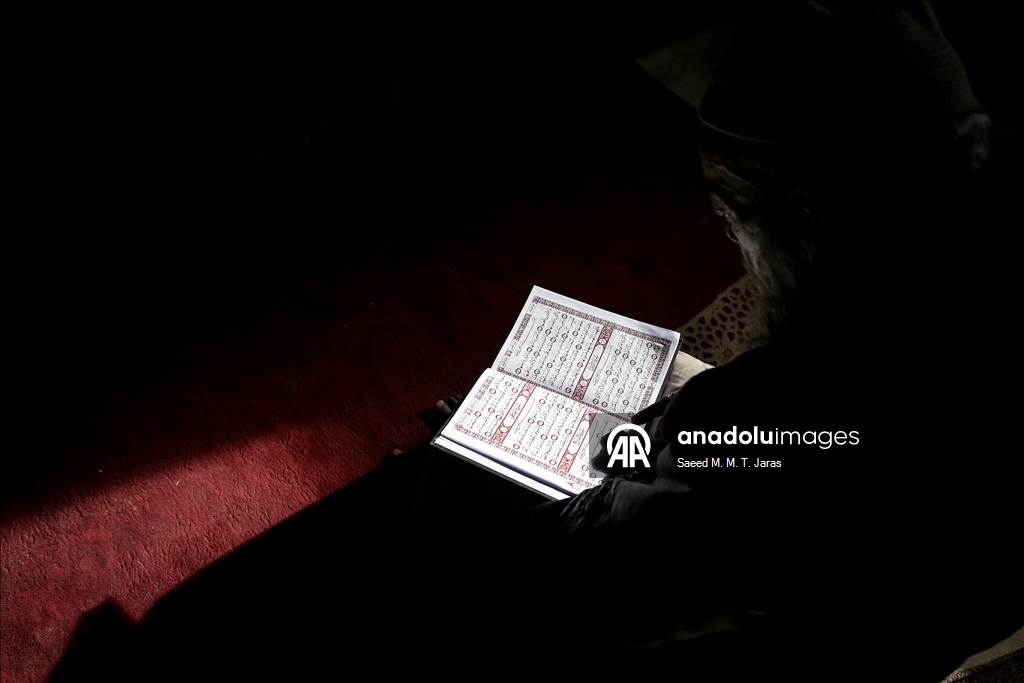 Gazze’de ramazan ayının ilk günü, vatandaşlar camilerde Kur’an-ı Kerim okuyarak geçirdi