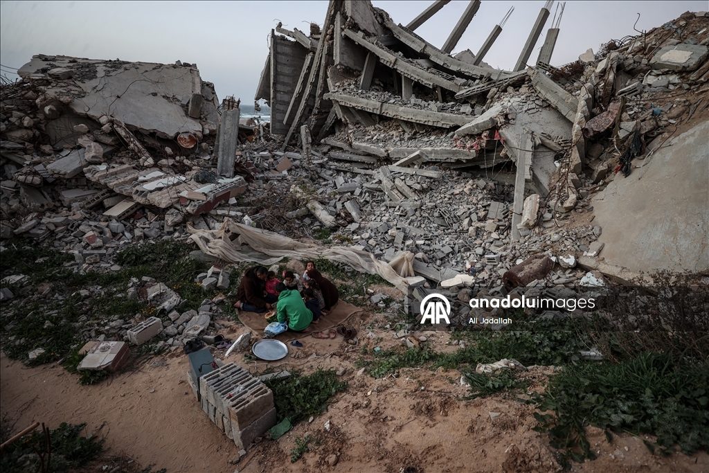Filistinli aile, ramazanın ilk iftarını yıkılan evinin enkazı üzerinde yaptı