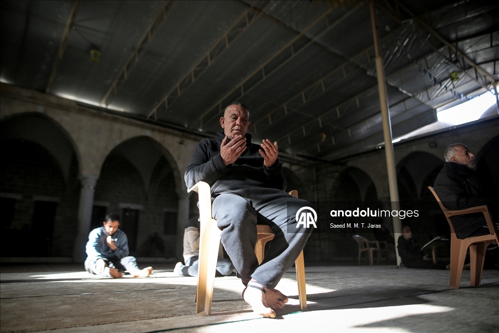 Gazze’de ramazan ayının ilk günü, vatandaşlar camilerde Kur’an-ı Kerim okuyarak geçirdi