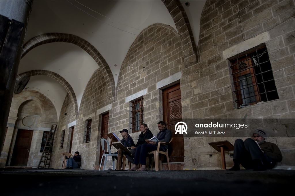 Gazze’de ramazan ayının ilk günü, vatandaşlar camilerde Kur’an-ı Kerim okuyarak geçirdi