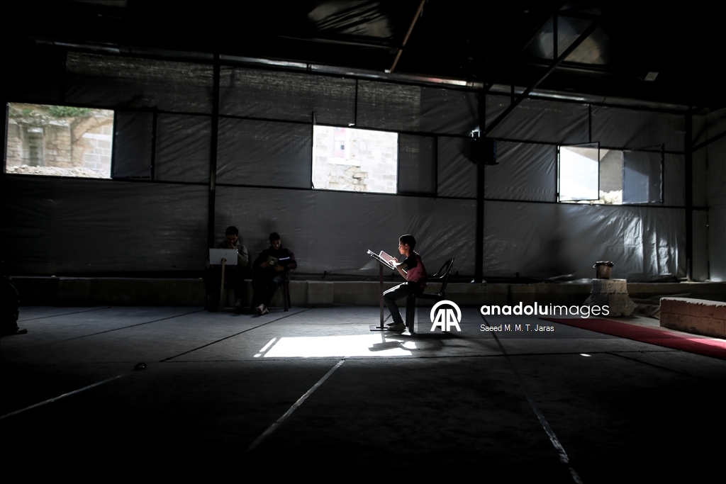 Gazze’de ramazan ayının ilk günü, vatandaşlar camilerde Kur’an-ı Kerim okuyarak geçirdi