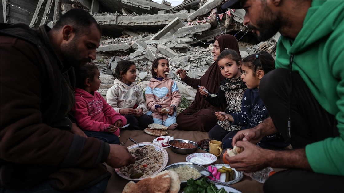 Filistinli aile, ramazanın ilk iftarını yıkılan evinin enkazı üzerinde yaptı