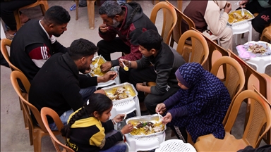 Gazze'deki Filistinliler, İsrail bombalarının sesleri olmadan ilk iftarını açtı