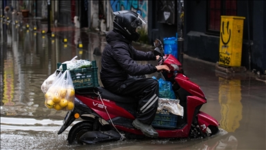 İzmir'de su basan ev ve iş yerlerinde tahliye çalışmaları yapılıyor