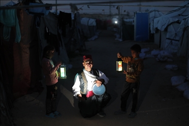 Палестинец дарит детям атмосферу Рамадана