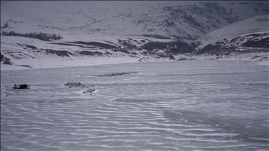 Erzurum'daki Demirdöven Barajı'nın yüzeyi buz tuttu