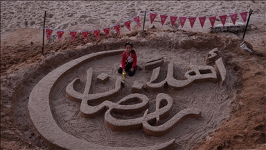 Filistinli sanatçı Ebu Cerad, kumlara “Hoş Geldin Ramazan” yazdı