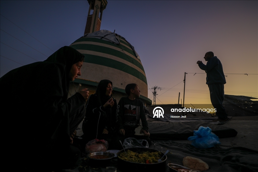 Filistinli aile, iftarını cami enkazında yaptı 12