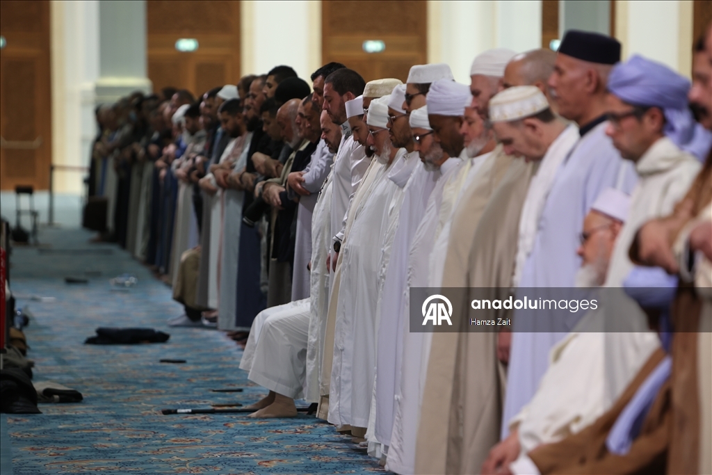 В Алжире совершили первый намаз таравих