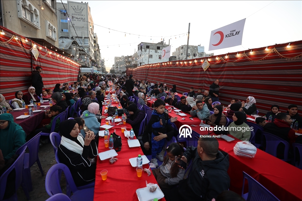 Türk Kızılay, Gazze’de yerinden edilen Filistinlilere iftar verdi