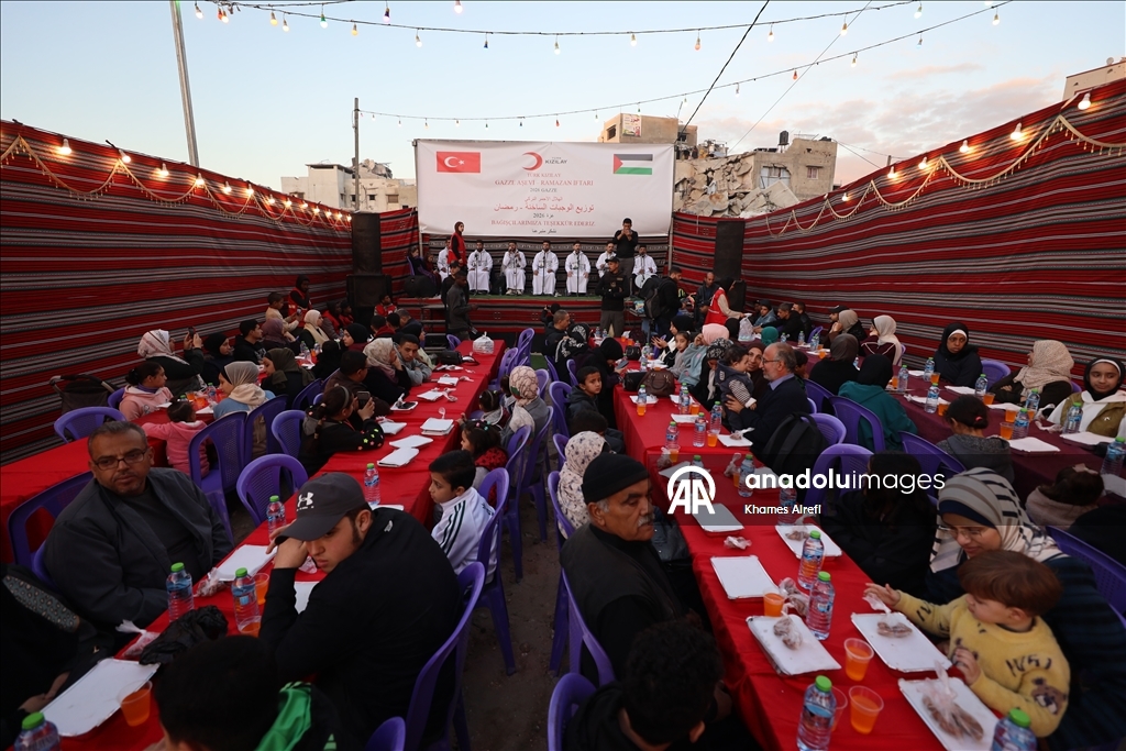 Türk Kızılay, Gazze’de yerinden edilen Filistinlilere iftar verdi