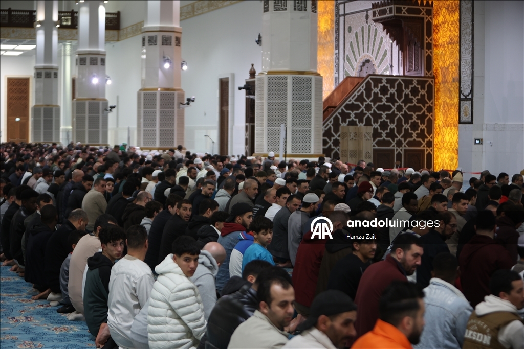 В Алжире совершили первый намаз таравих