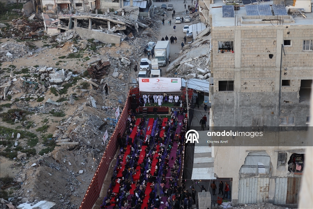 Türk Kızılay, Gazze’de yerinden edilen Filistinlilere iftar verdi