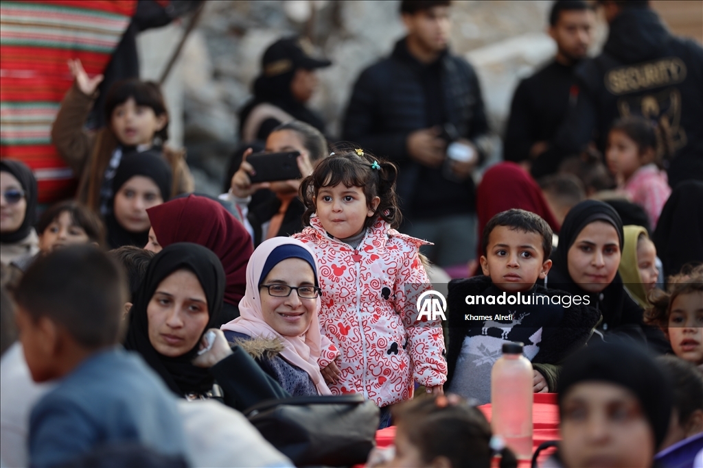 Türk Kızılay, Gazze’de yerinden edilen Filistinlilere iftar verdi