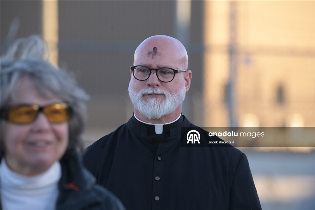 Месса в Пепельную среду для задержанных в центре ICE в Иллинойсе