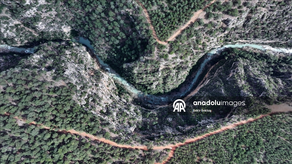 Şelaleya Guverê ya Antalyayê bi ava berf û baranê cardin gur bû