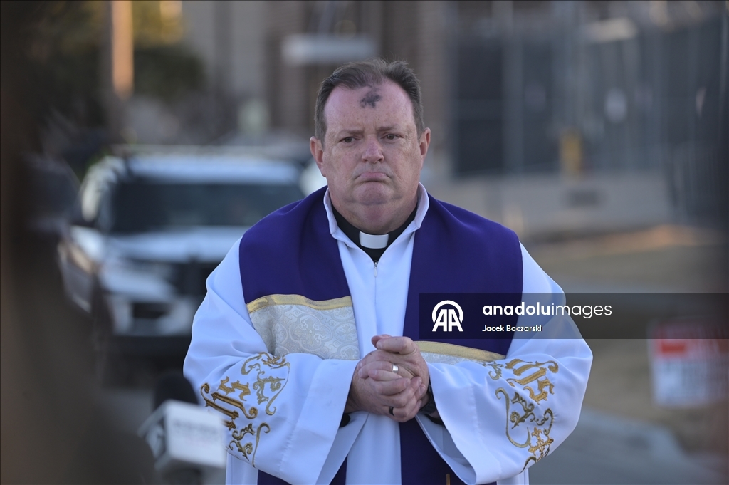 Месса в Пепельную среду для задержанных в центре ICE в Иллинойсе