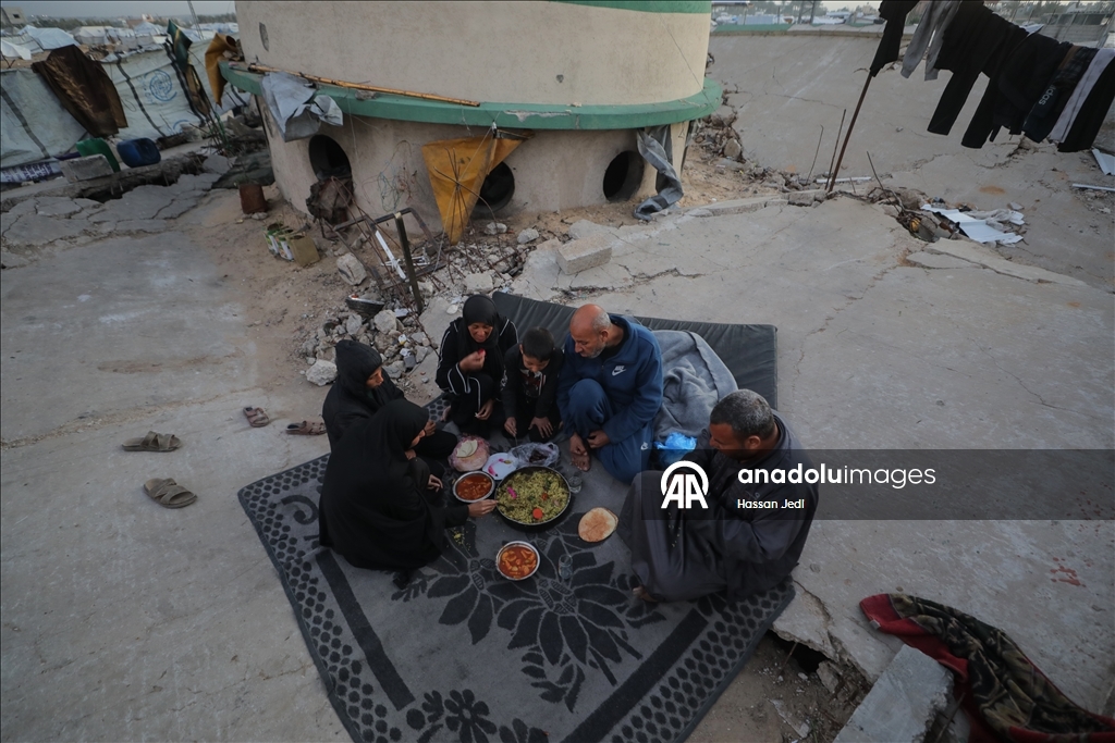 Filistinli aile, iftarını cami enkazında yaptı 3