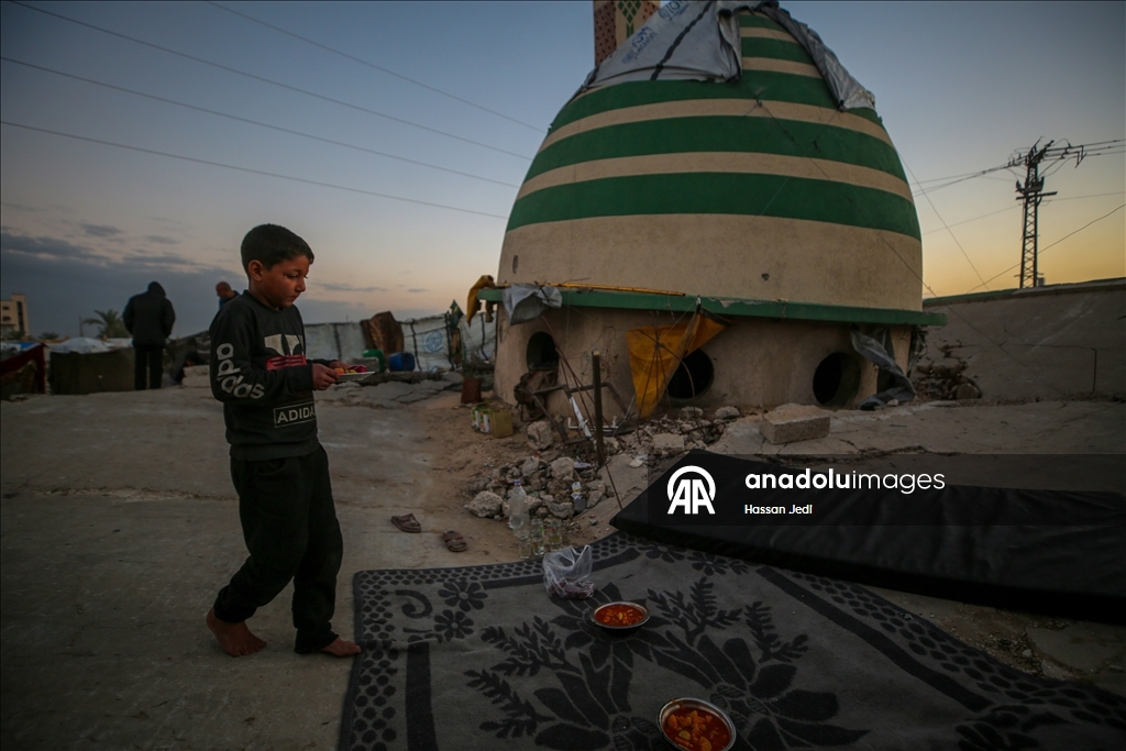 Filistinli aile, iftarını cami enkazında yaptı 8