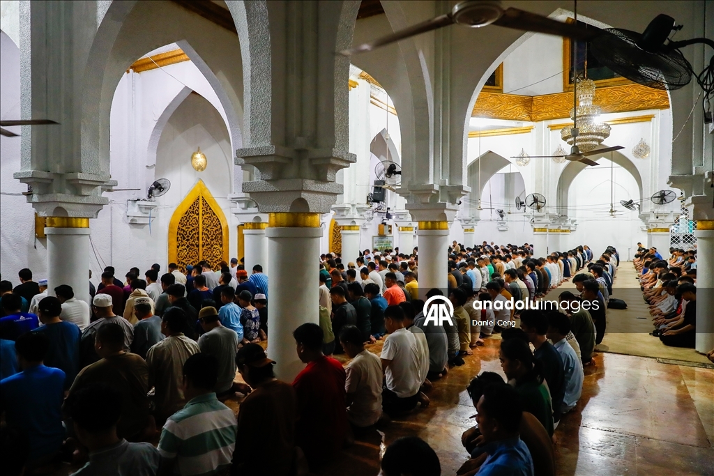 В Маниле совершена первая утренняя молитва по случаю Рамазана