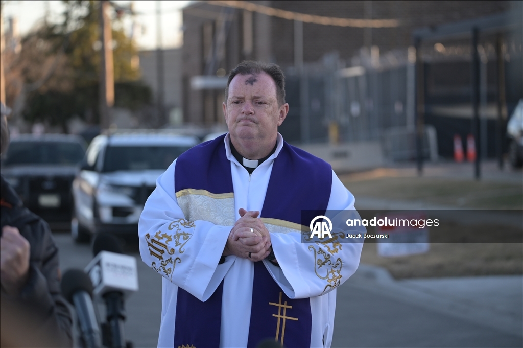 Месса в Пепельную среду для задержанных в центре ICE в Иллинойсе