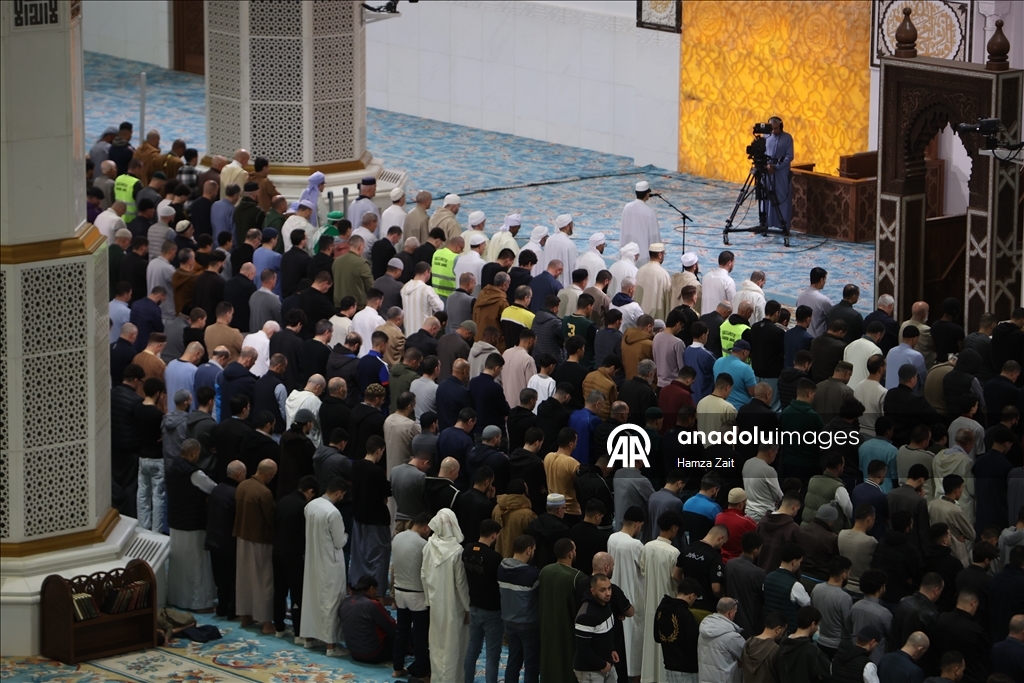 В Алжире совершили первый намаз таравих