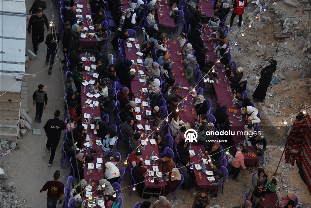 Türk Kızılay, Gazze’de yerinden edilen Filistinlilere iftar verdi