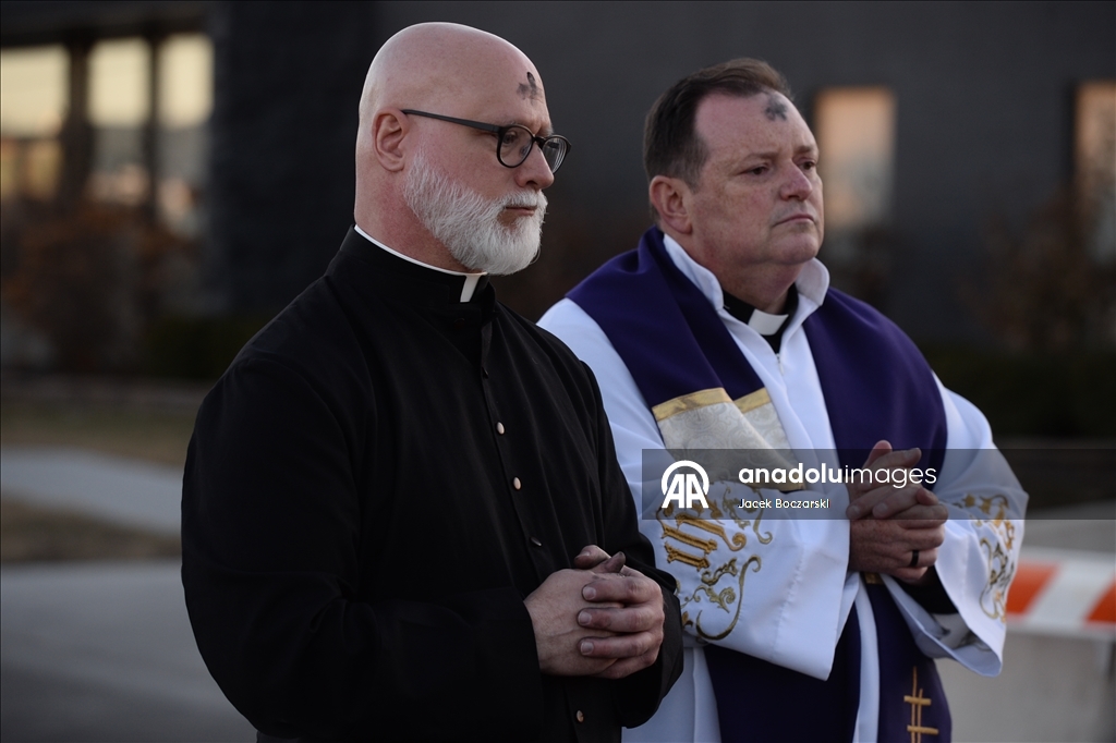 Месса в Пепельную среду для задержанных в центре ICE в Иллинойсе