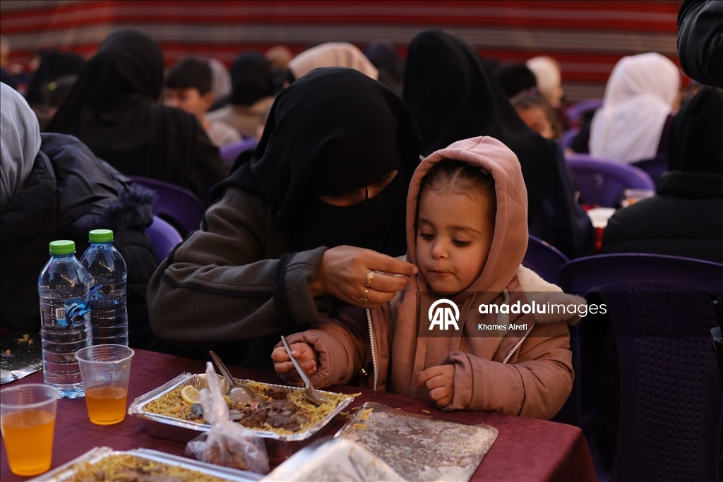 Türk Kızılay, Gazze’de yerinden edilen Filistinlilere iftar verdi