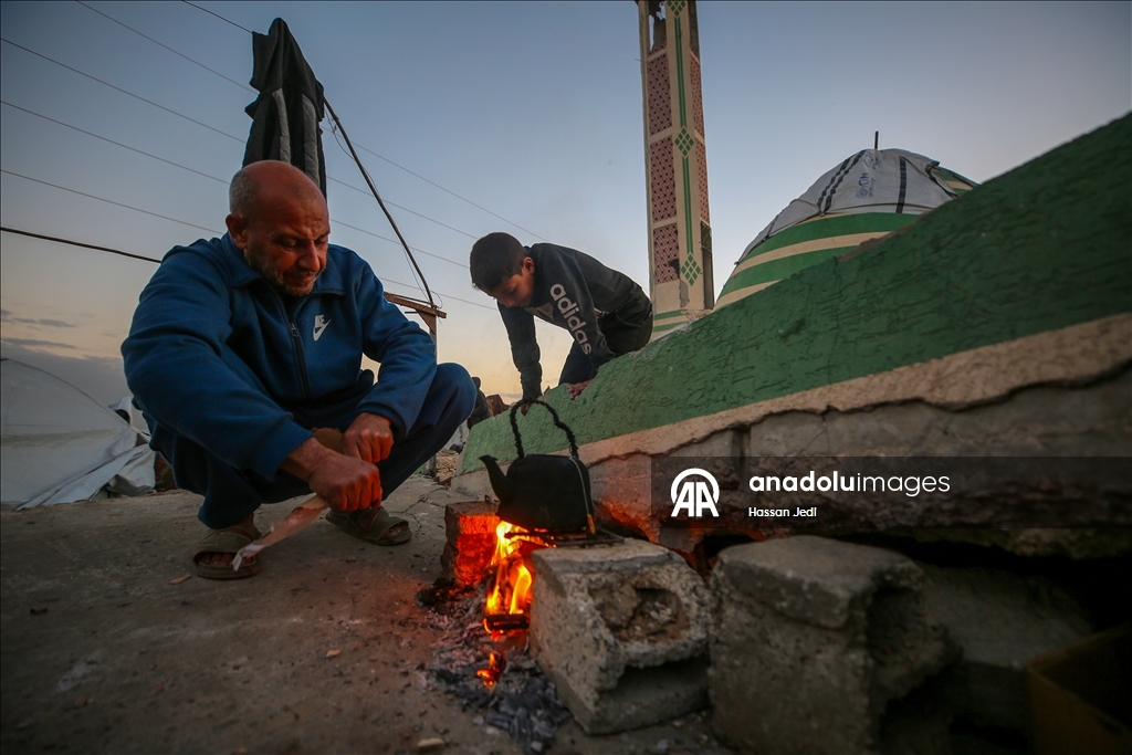 Filistinli aile, iftarını cami enkazında yaptı 7