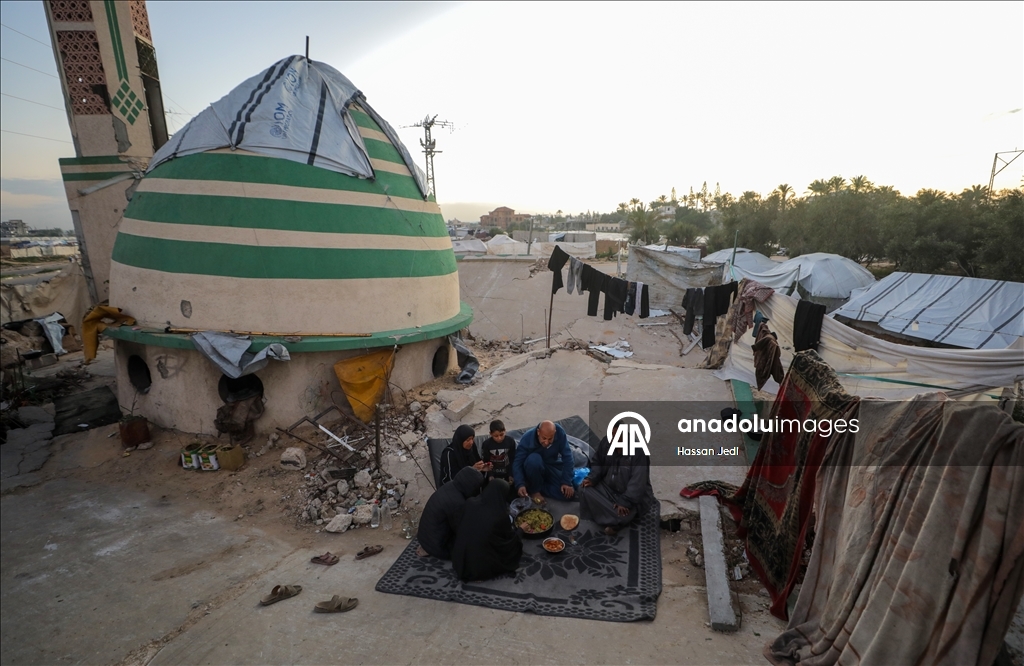 Filistinli aile, iftarını cami enkazında yaptı 1