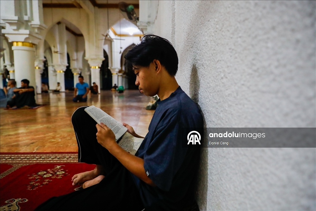 В Маниле совершена первая утренняя молитва по случаю Рамазана