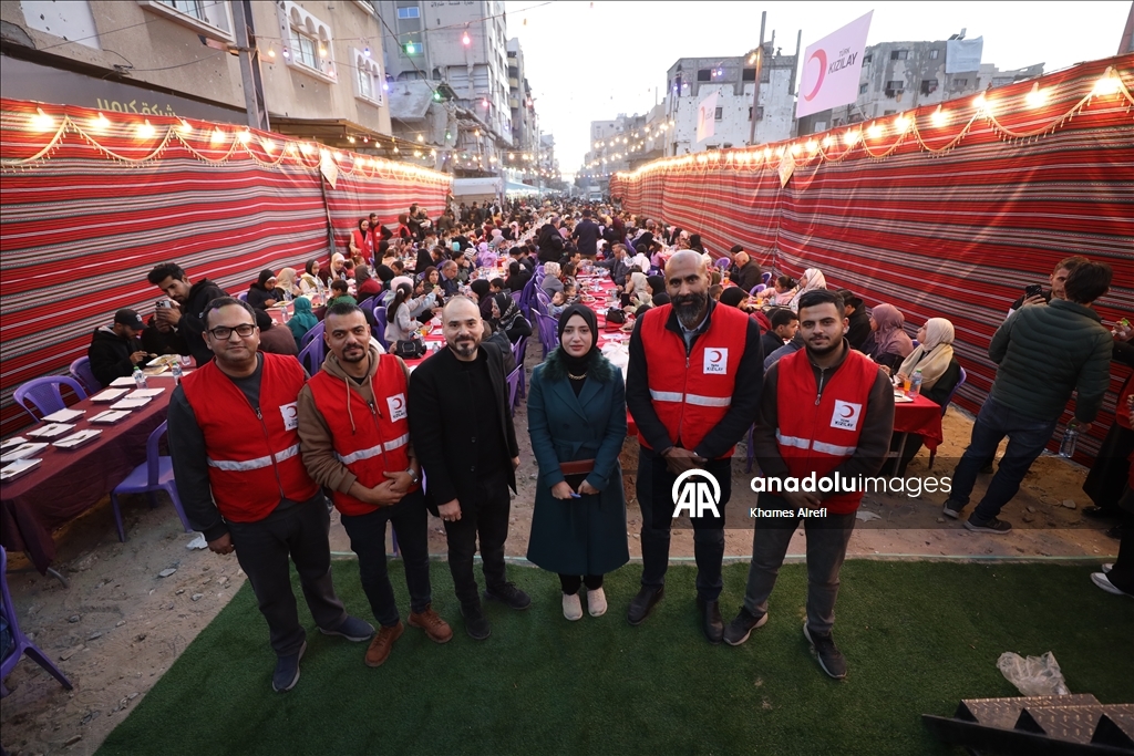 Türk Kızılay, Gazze’de yerinden edilen Filistinlilere iftar verdi