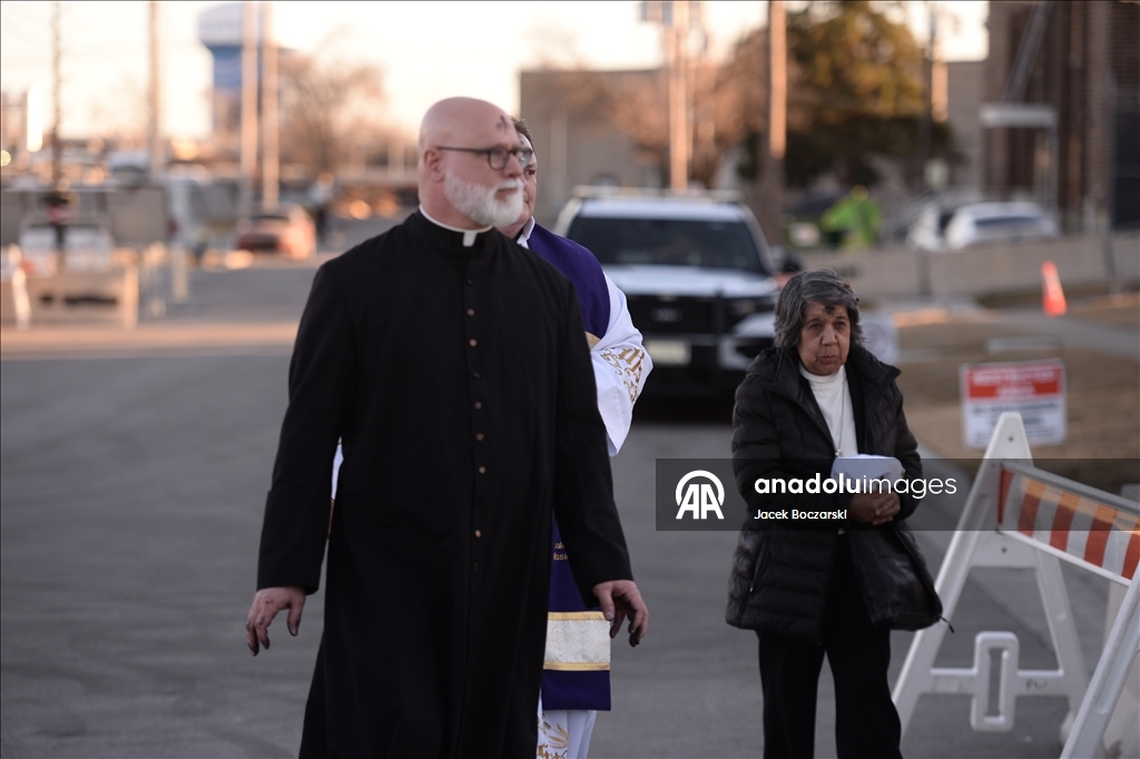 Месса в Пепельную среду для задержанных в центре ICE в Иллинойсе