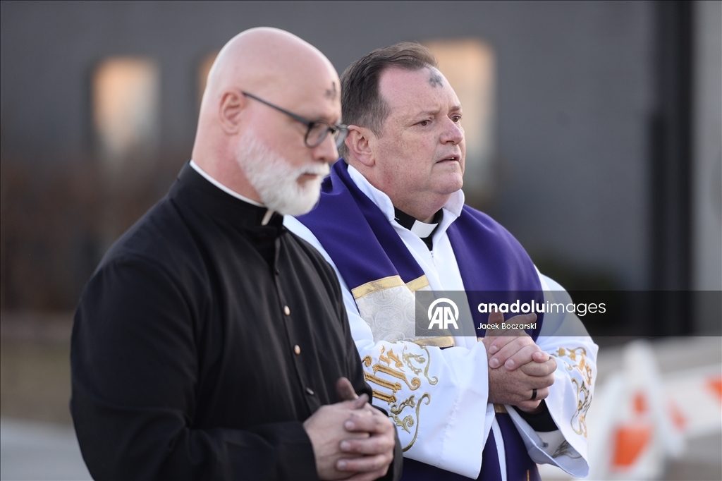 Месса в Пепельную среду для задержанных в центре ICE в Иллинойсе