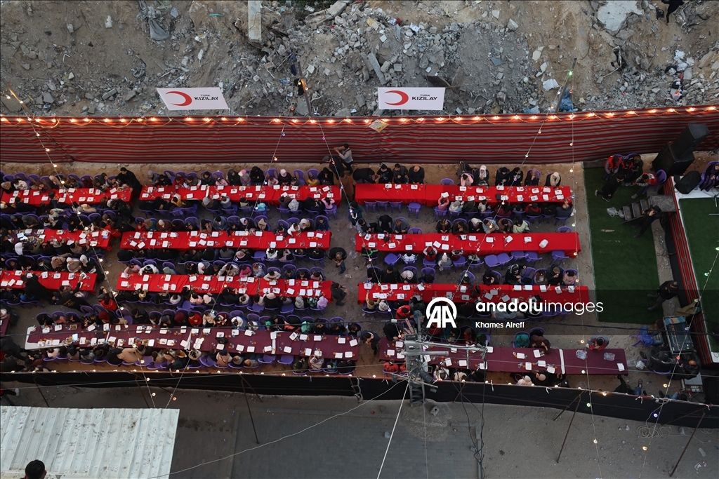 Türk Kızılay, Gazze’de yerinden edilen Filistinlilere iftar verdi