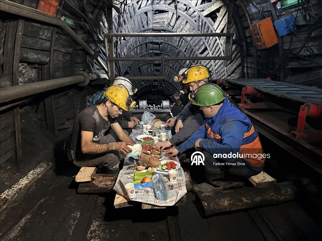 В турецком Зонгулдаке шахтеры провели первый сухур под землей