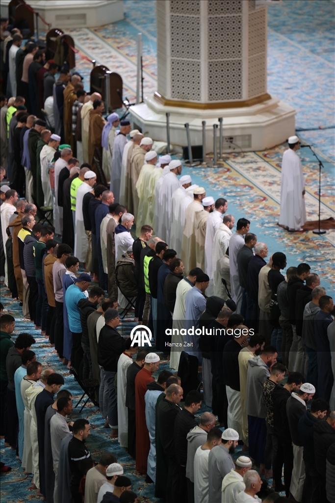 В Алжире совершили первый намаз таравих