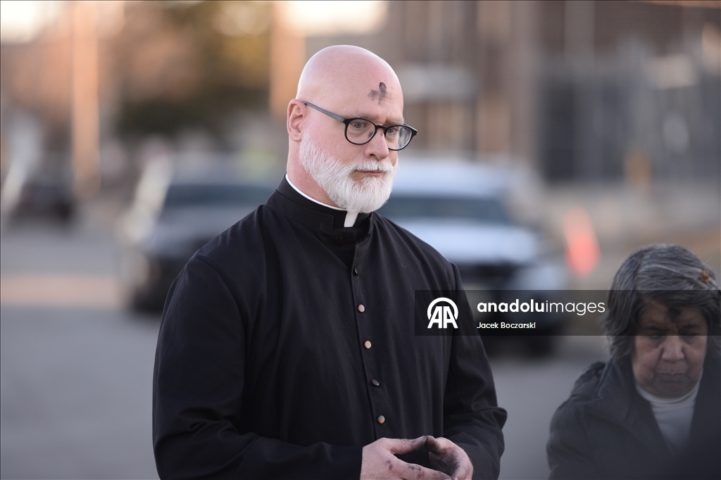 Месса в Пепельную среду для задержанных в центре ICE в Иллинойсе