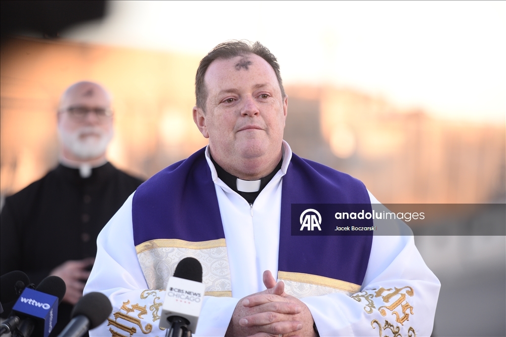 Месса в Пепельную среду для задержанных в центре ICE в Иллинойсе