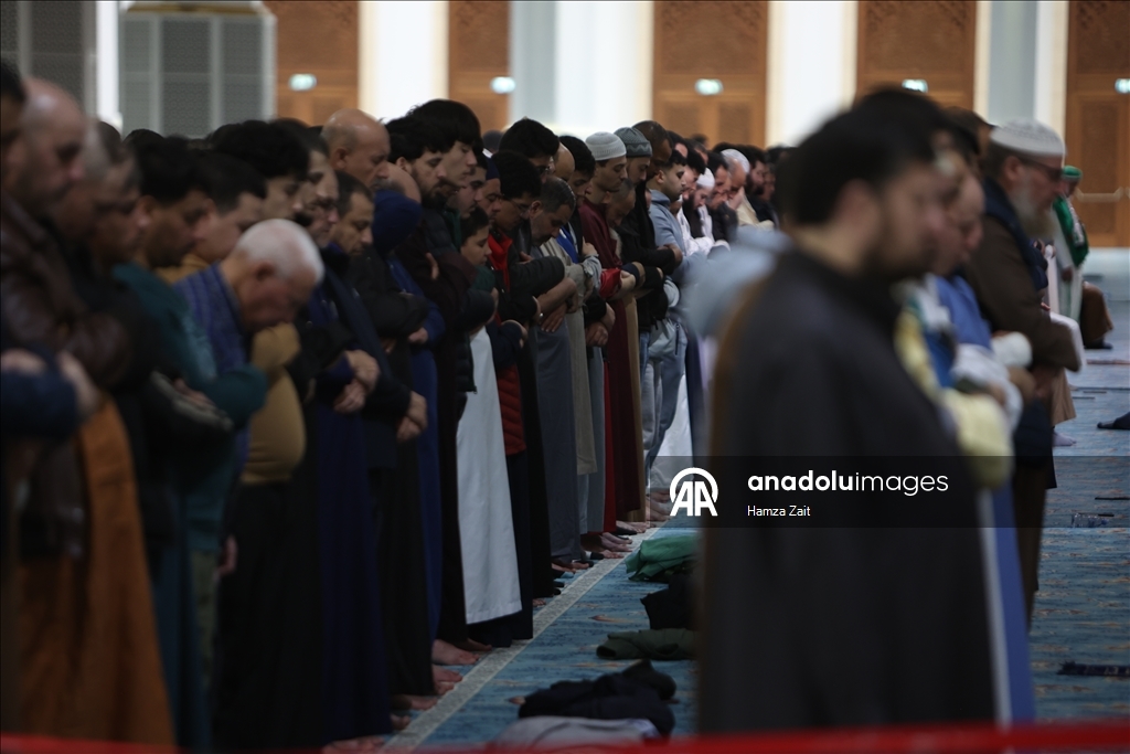 В Алжире совершили первый намаз таравих