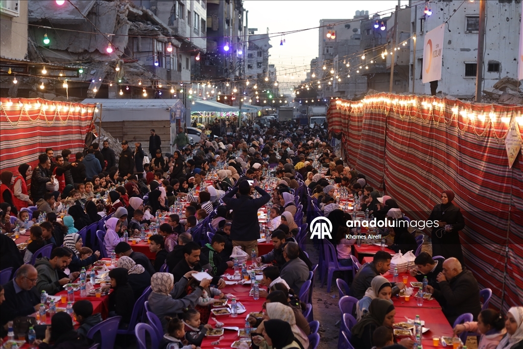 Türk Kızılay, Gazze’de yerinden edilen Filistinlilere iftar verdi