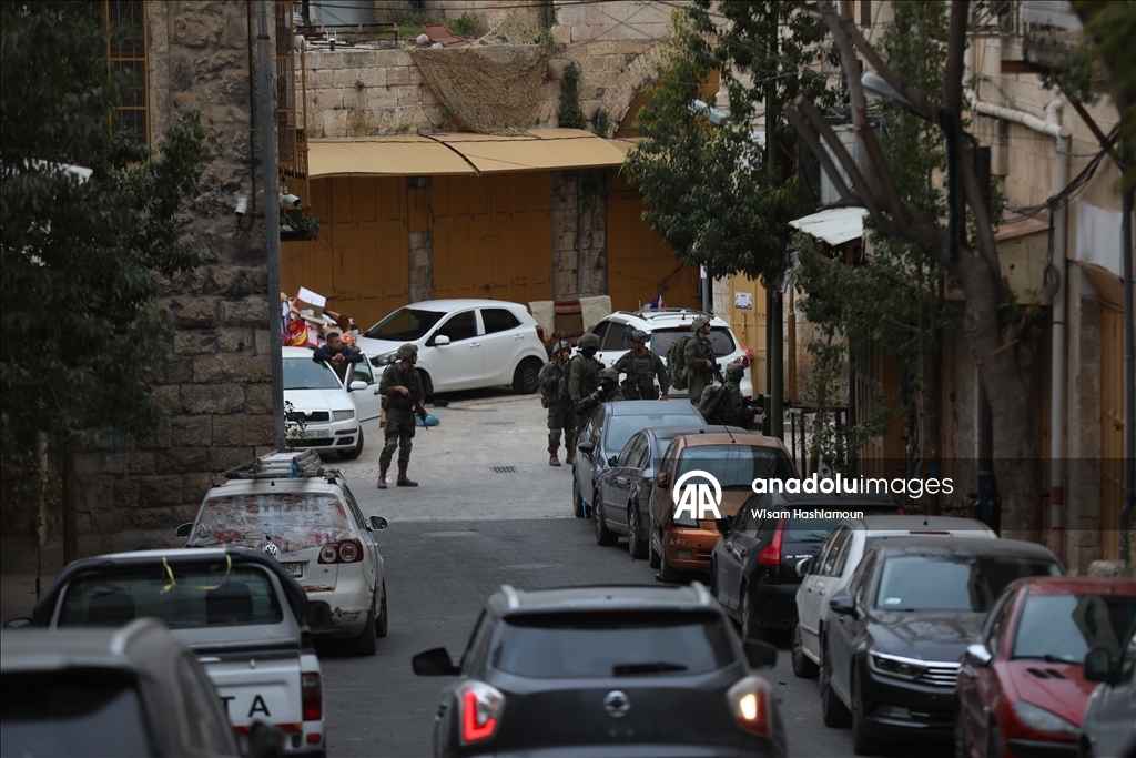 İsrail güçleri, Batı Şeria'nın El Halil kentine baskın düzenledi