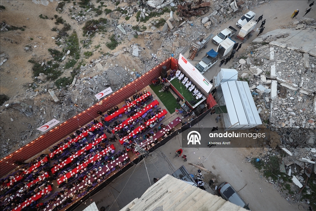 Türk Kızılay, Gazze’de yerinden edilen Filistinlilere iftar verdi