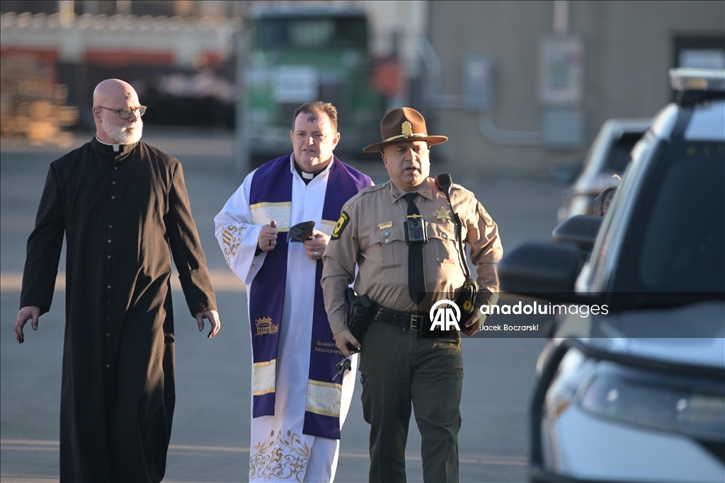 Месса в Пепельную среду для задержанных в центре ICE в Иллинойсе