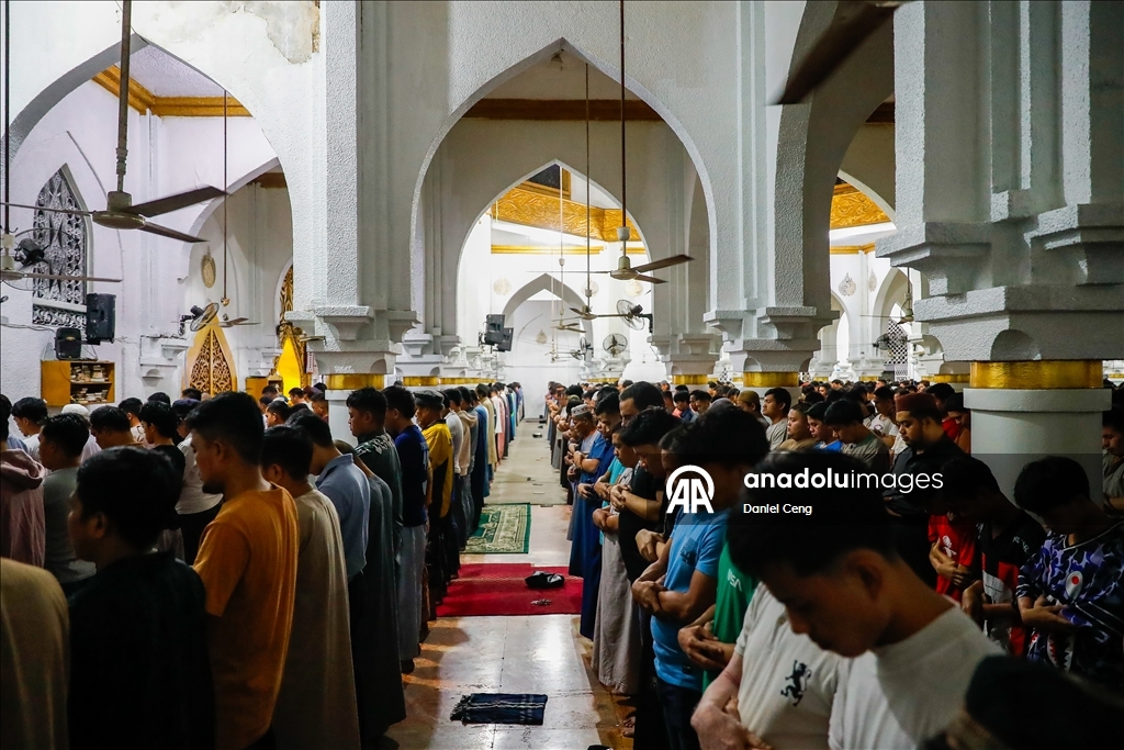 В Маниле совершена первая утренняя молитва по случаю Рамазана