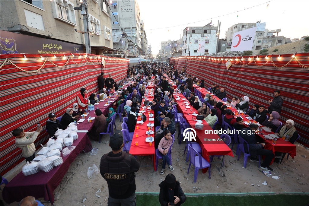 Türk Kızılay, Gazze’de yerinden edilen Filistinlilere iftar verdi