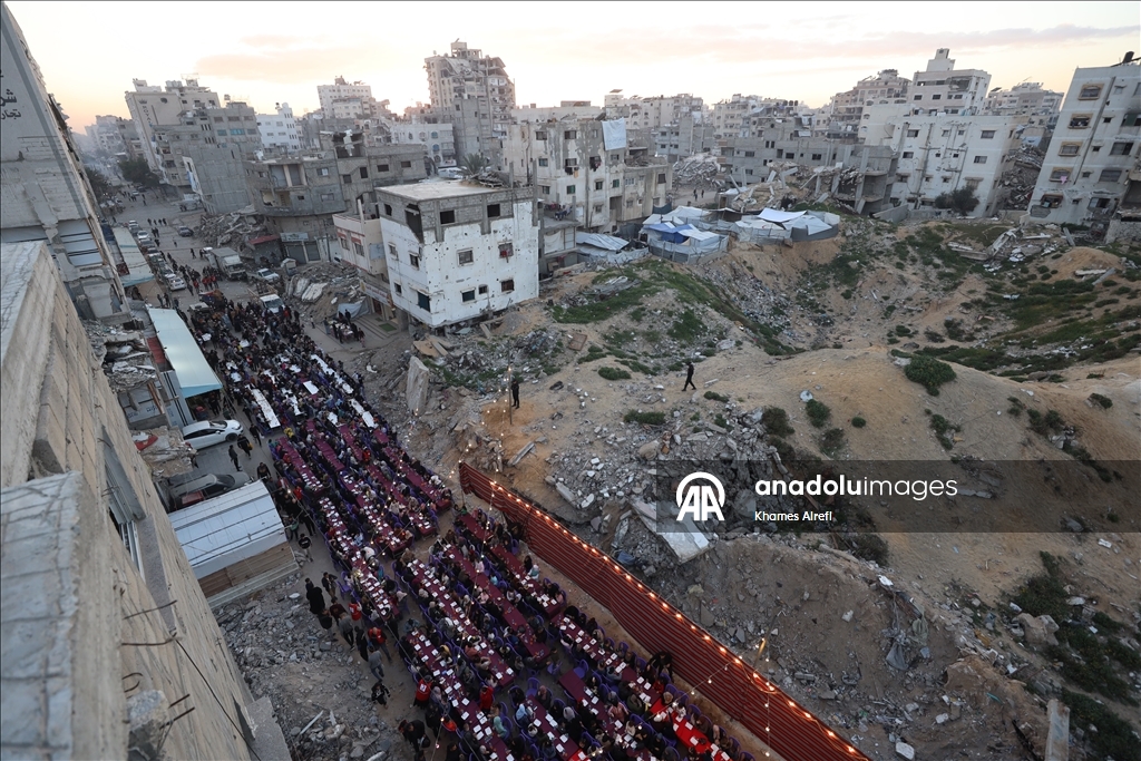 Türk Kızılay, Gazze’de yerinden edilen Filistinlilere iftar verdi