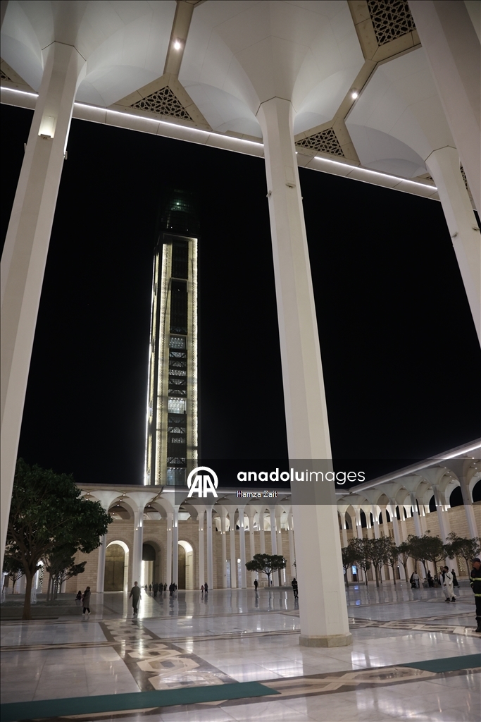 В Алжире совершили первый намаз таравих